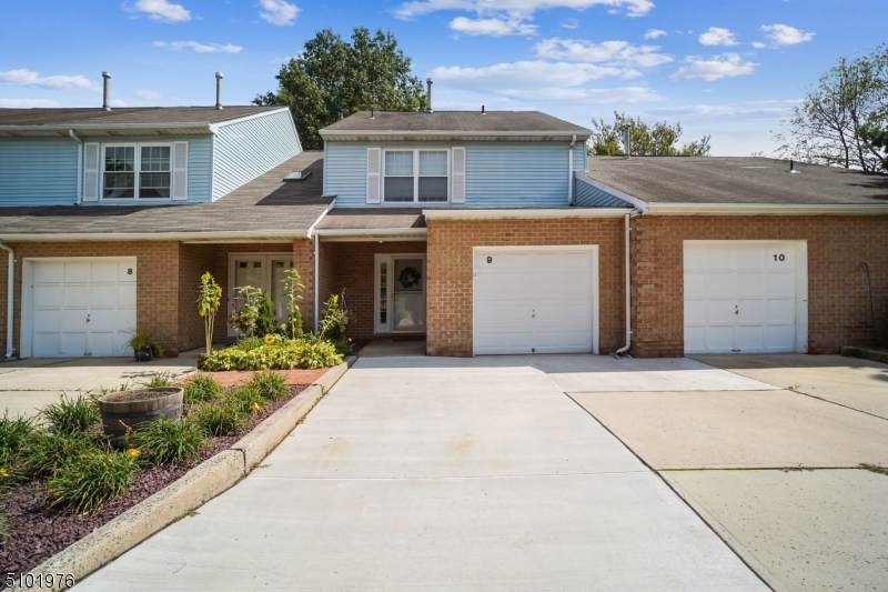 9 Irvin Ct - Photo 1