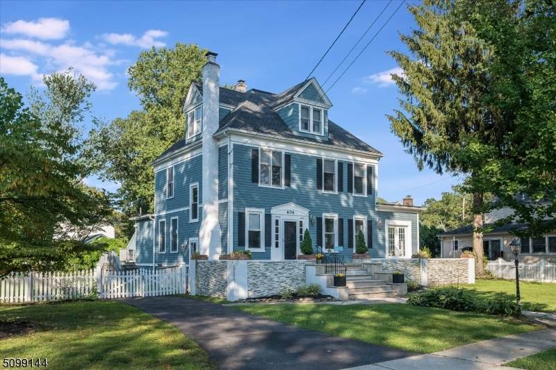 604 Willow St - Photo 1