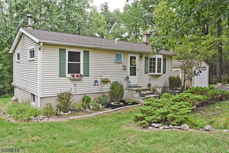 906 Laurel Dr - Photo 1