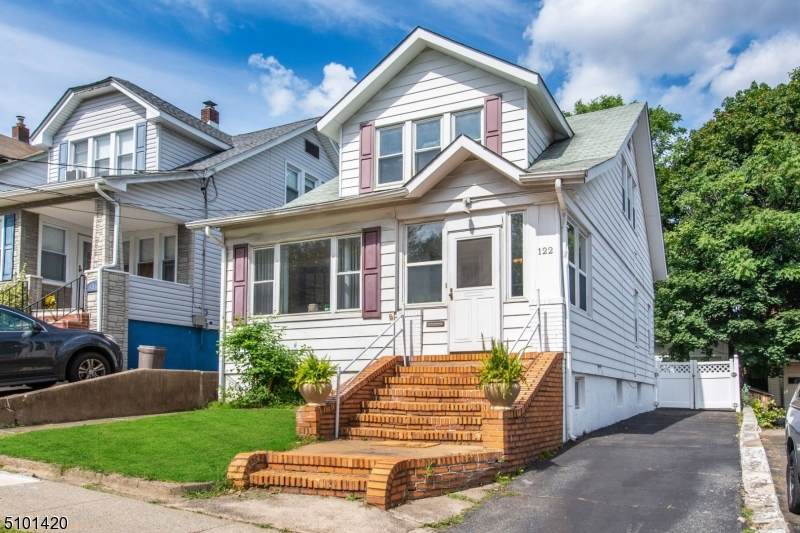 122 W 4Th St - Photo 1