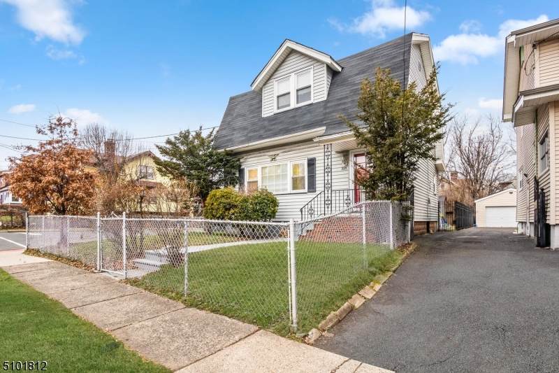 225 Park Pl - Photo 1
