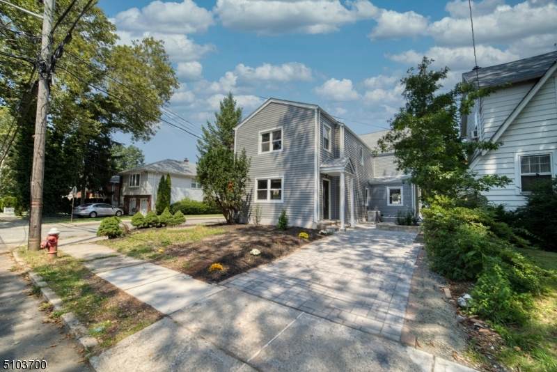 301 Roosevelt Ave - Photo 1