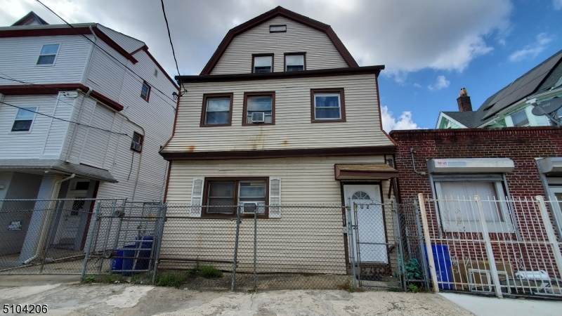 702 Summer Ave - Photo 1