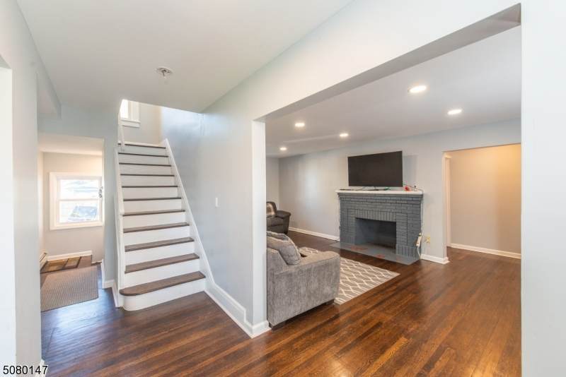 209 W 7th St - Photo 1