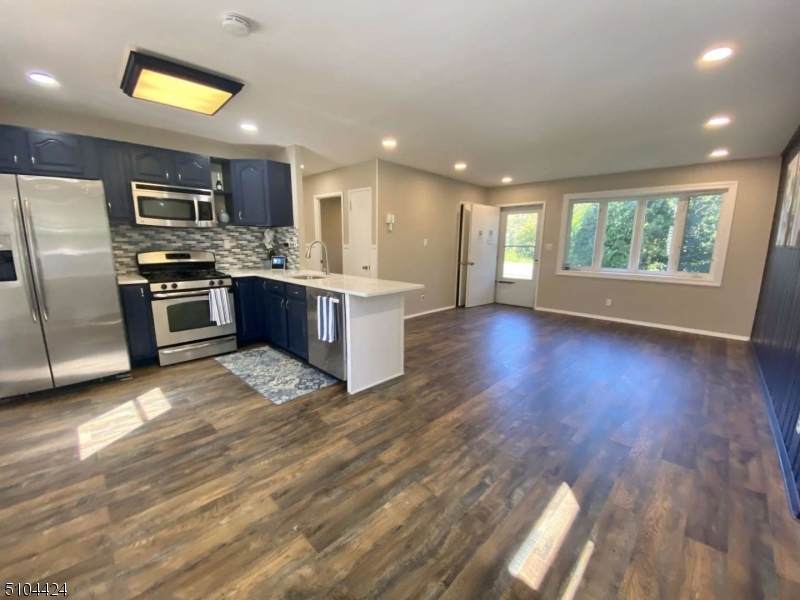 370 Union Ave - Photo 1