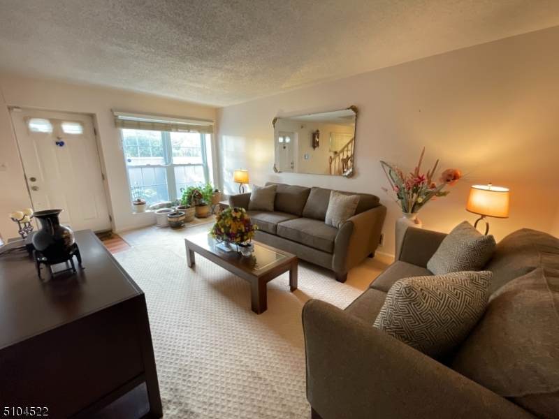 19 Colgate Dr - Photo 1
