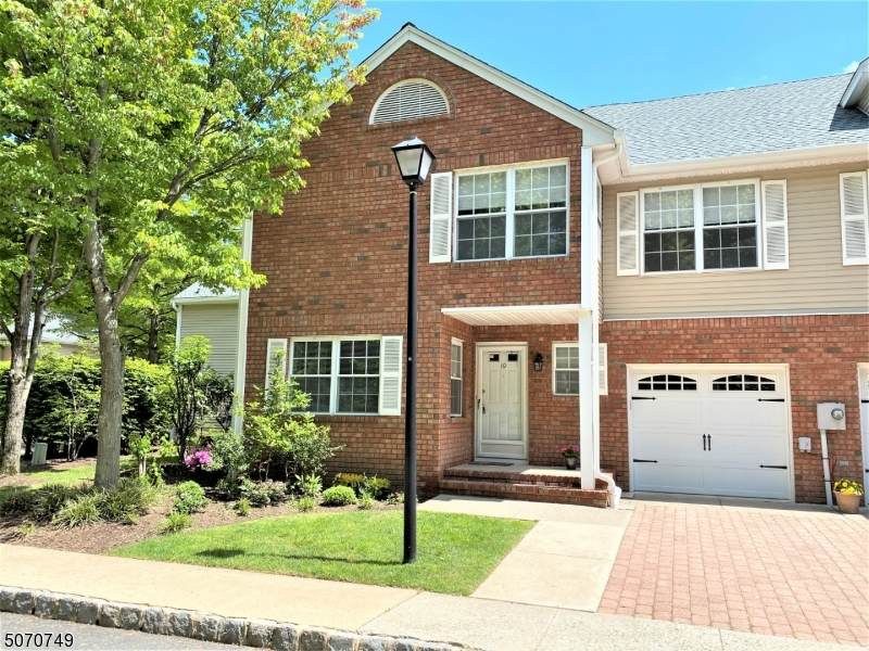 10 Berkeley Sq - Photo 1