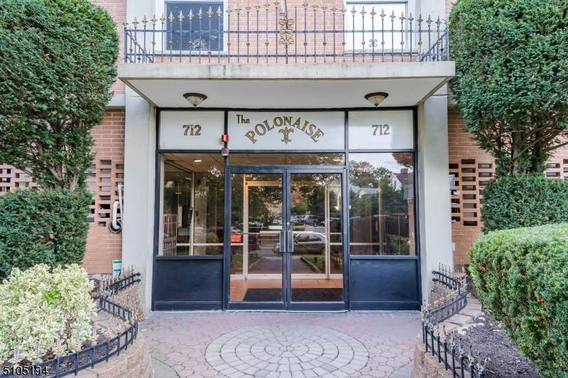 712 N Broad St - Photo 1
