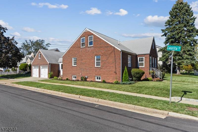 818 W Henry St - Photo 1