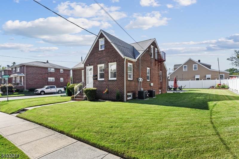818 West Henry St - Photo 1