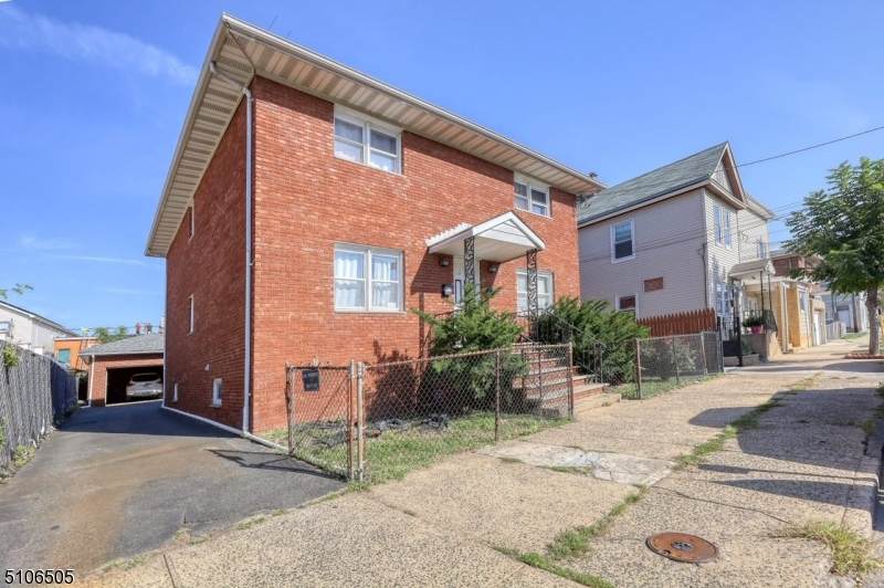311 Amity St - Photo 1