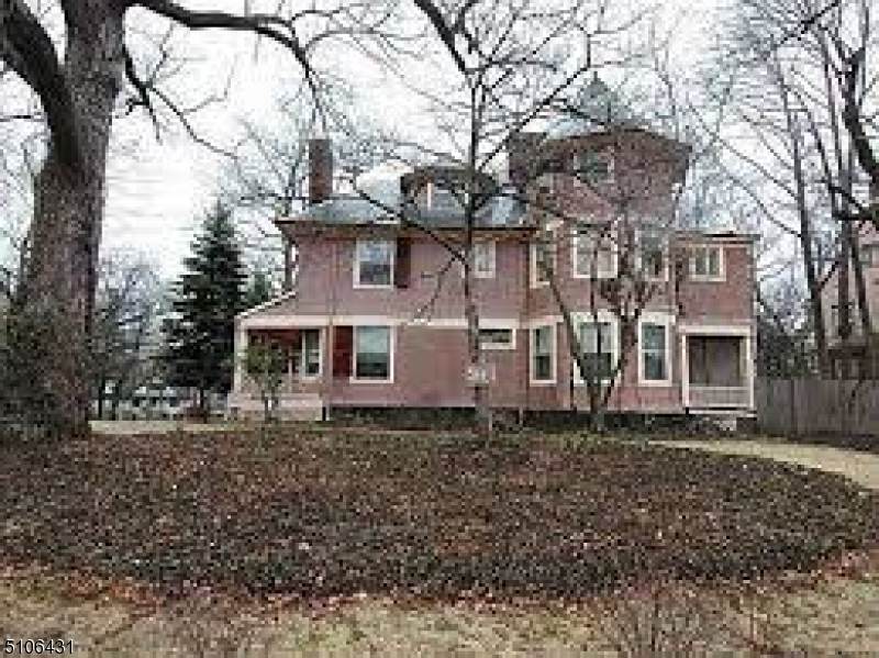 596 Berkeley Ave - Photo 1