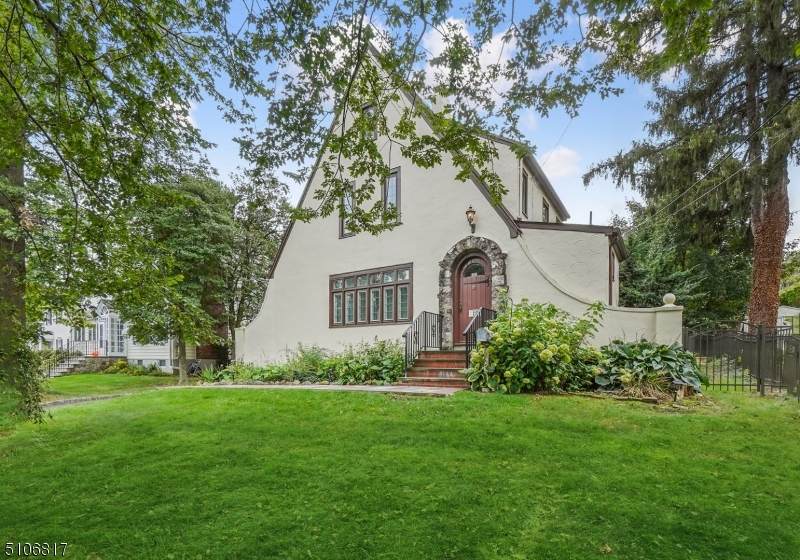 28 Rose Ave - Photo 1