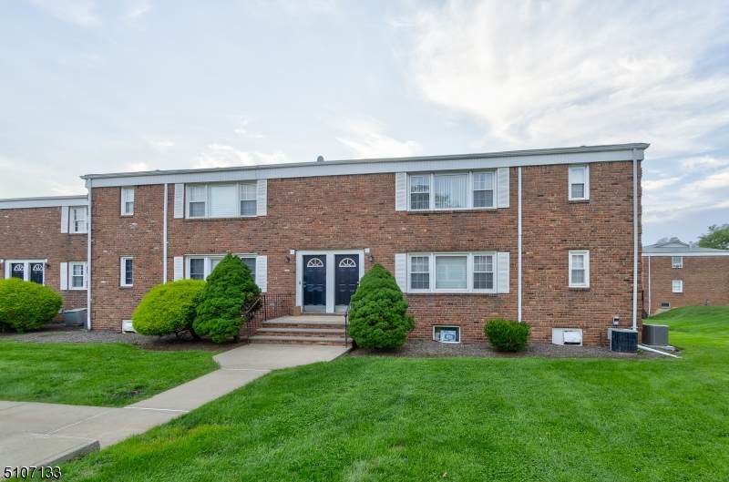 5 Columbia Dr - Photo 1
