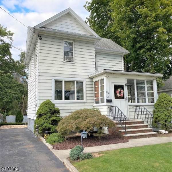 712 Center St - Photo 1