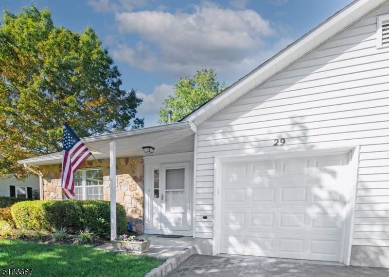 29 Coachlight Dr - Photo 1