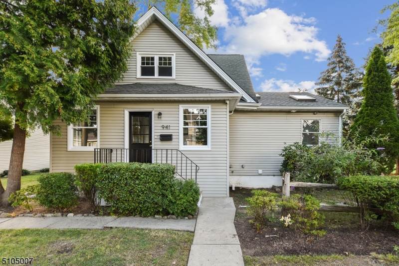 941 Laurel Ave - Photo 1