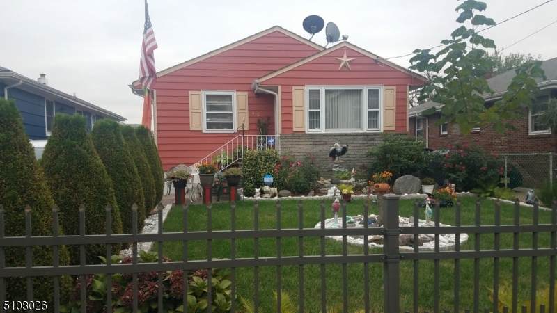 410 Loomis St - Photo 1