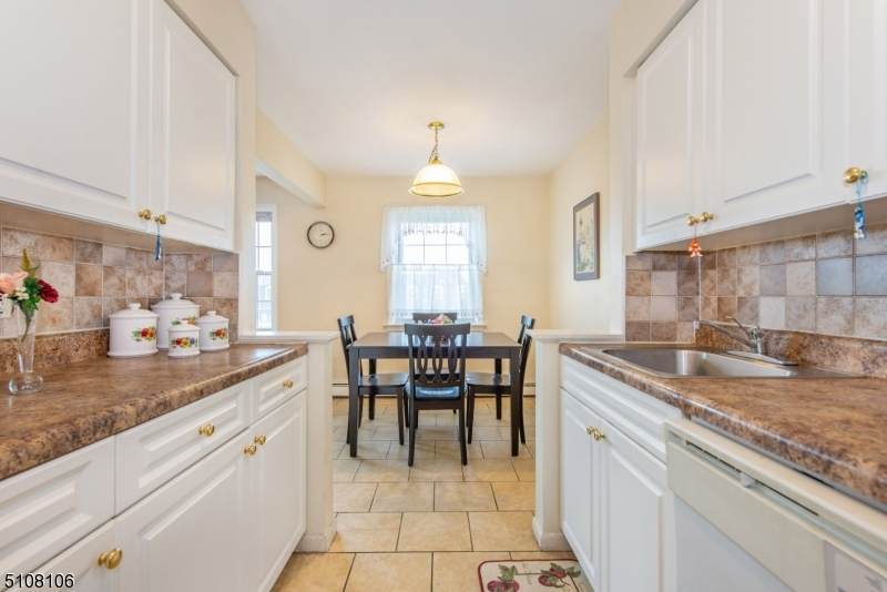 605 Grove St - Photo 1
