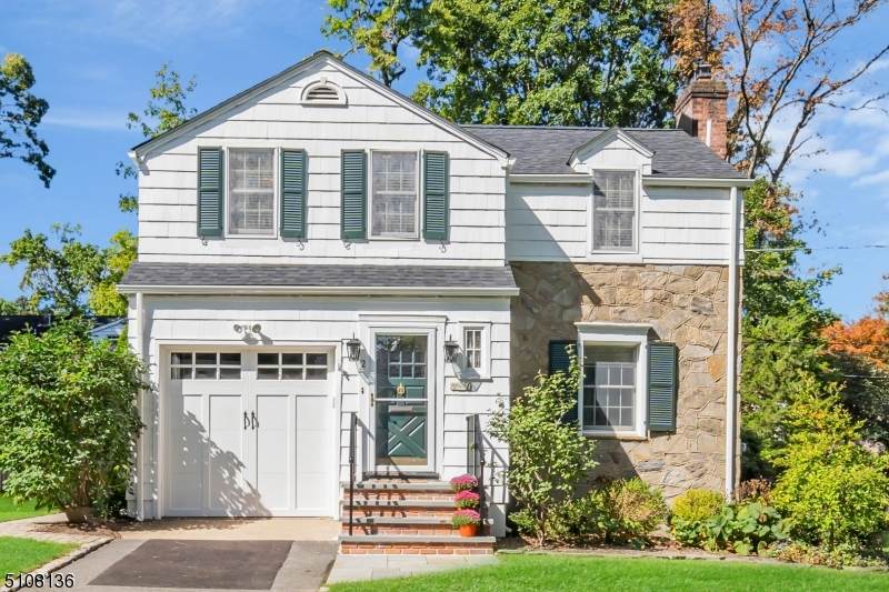 2 Sussex Ave - Photo 1
