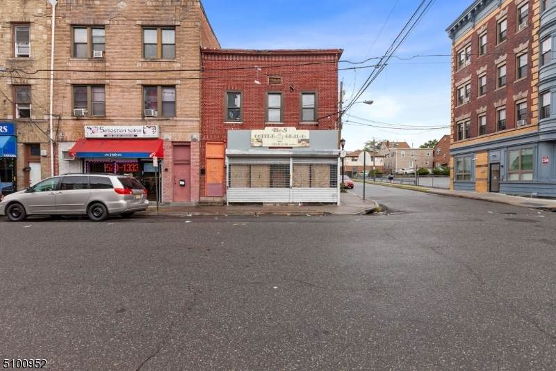 142 S Essex Ave - Photo 1