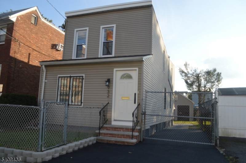 932 Chancellor Ave - Photo 1