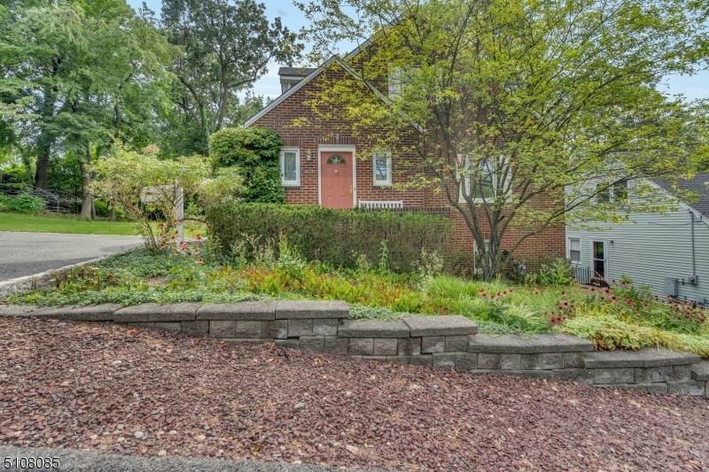 564 Elm Ave - Photo 1