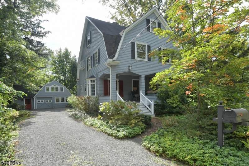 737 Lotus Ave - Photo 1