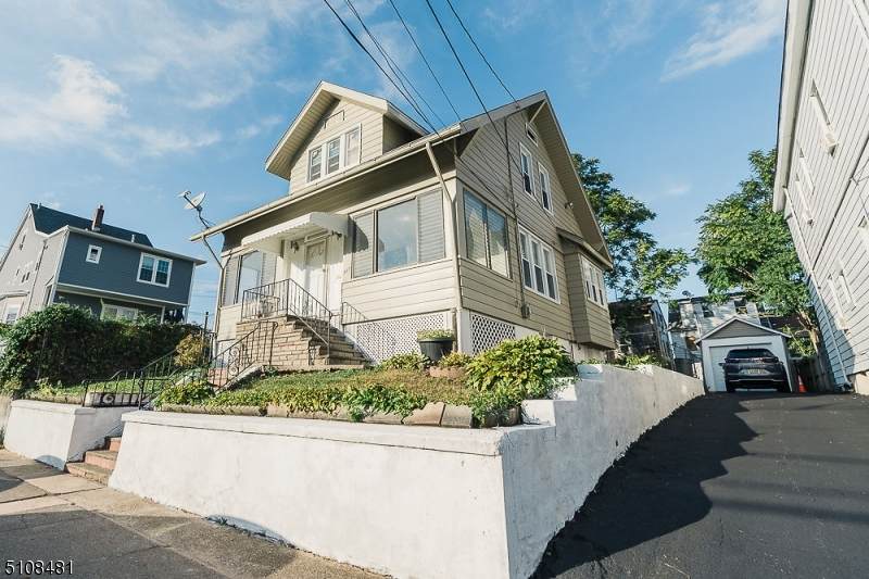 327 Dakota St - Photo 1