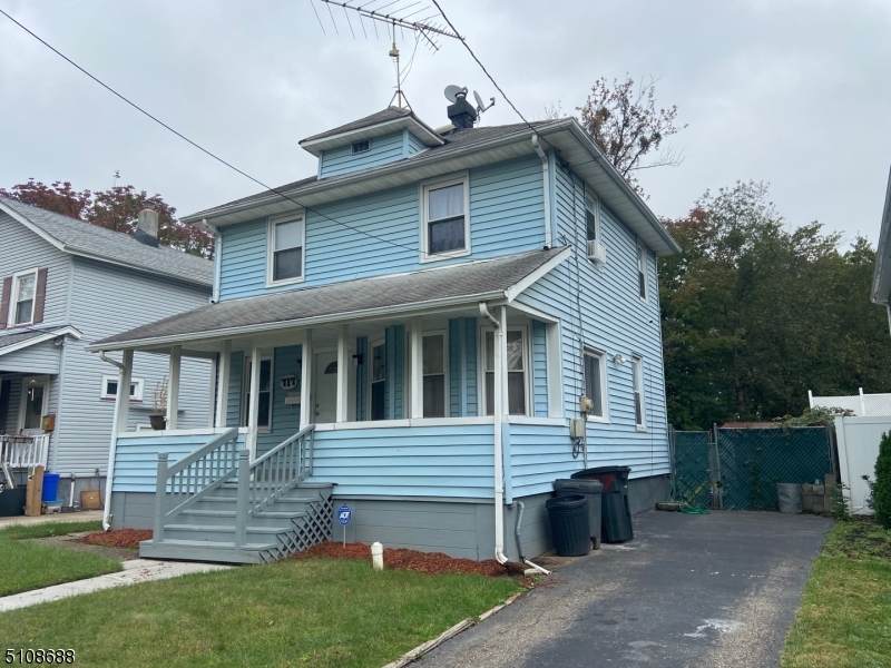 717 Spruce St - Photo 1