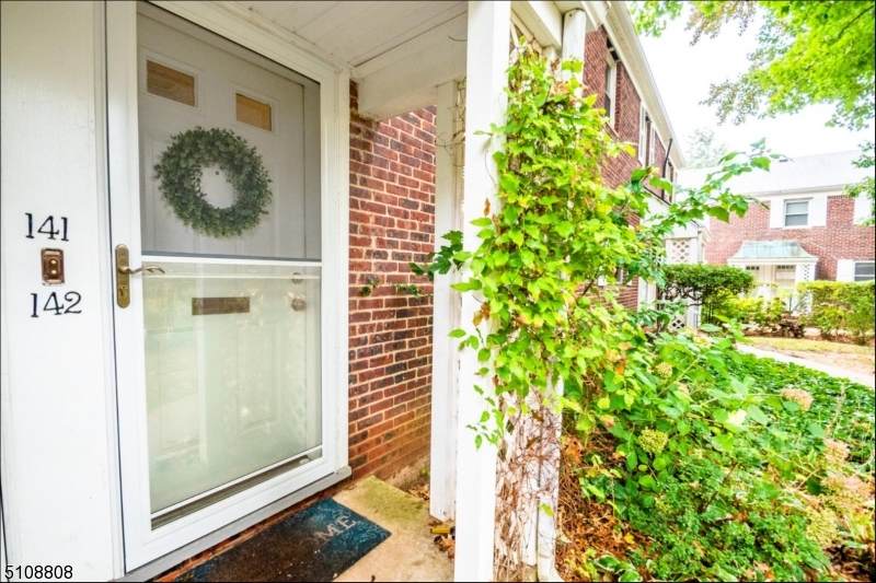 142 Manor Dr - Photo 1
