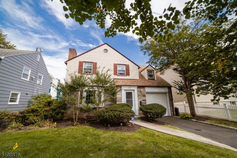 305 Montague Pl - Photo 1