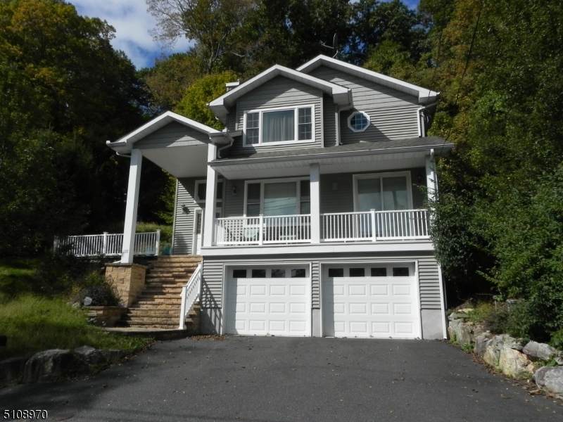 122 Hudson Ave - Photo 1