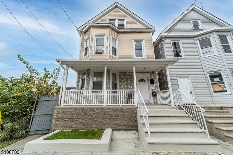 1008 Flora St - Photo 1