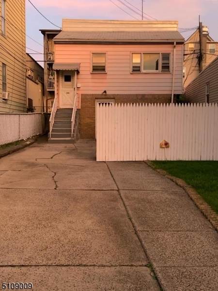 300 Maple St - Photo 1