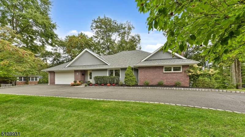 126 Oakwood Dr - Photo 1