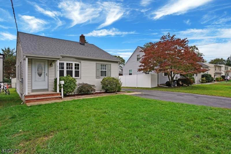 530 Howard Ave - Photo 1