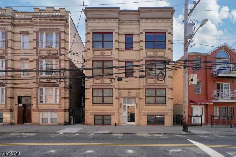 324 Baldwin Ave - Photo 1