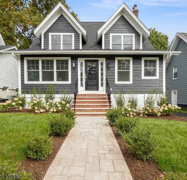 21 Saint Lawrence Ave - Photo 1
