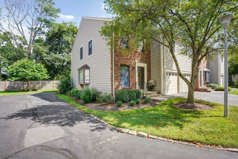 28 Morris Ave - Photo 1