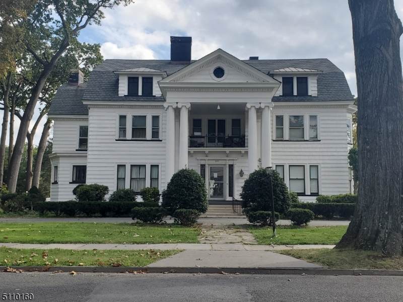 201 W 8Th Street - Photo 1
