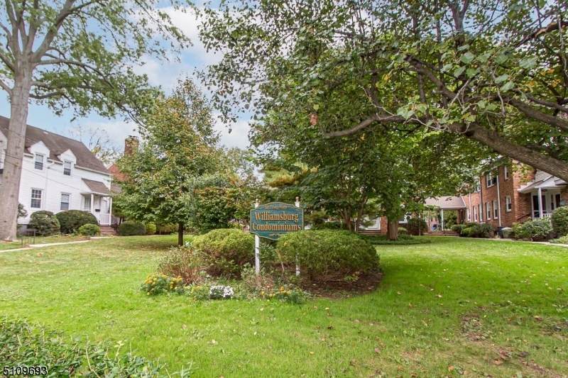 585 Trinity Pl - Photo 1
