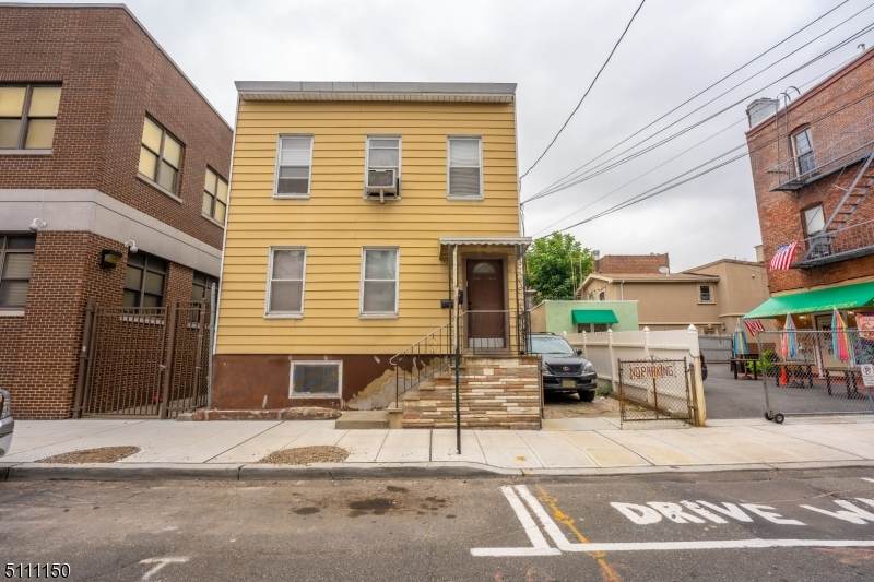 706 28Th St - Photo 1
