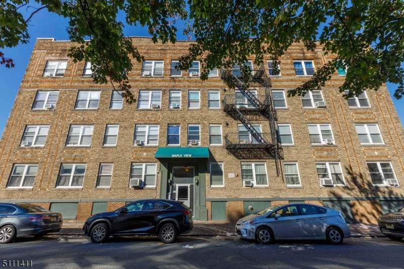 133 N Maple Ave - Photo 1
