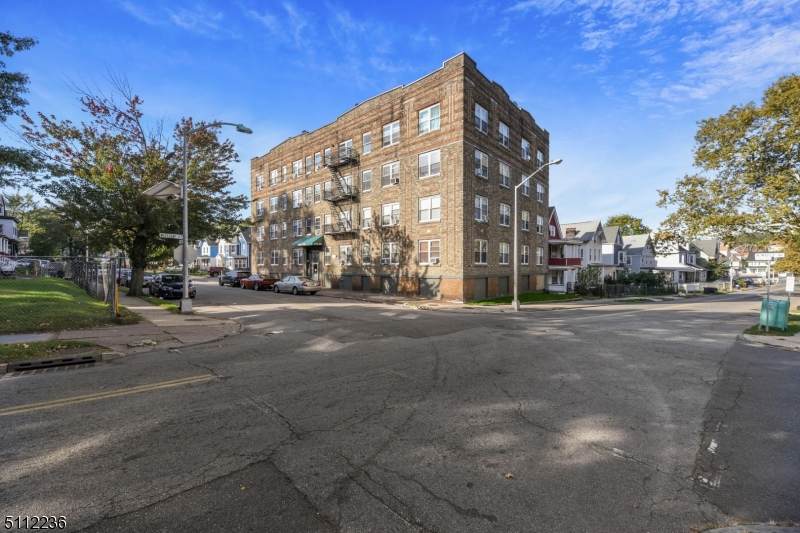133 N Maple Ave - Photo 1