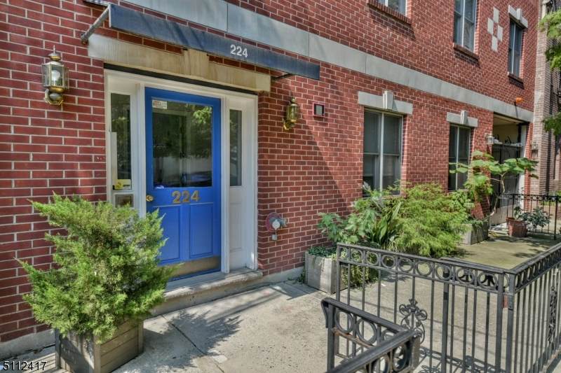 224 Bloomfield St - Photo 1