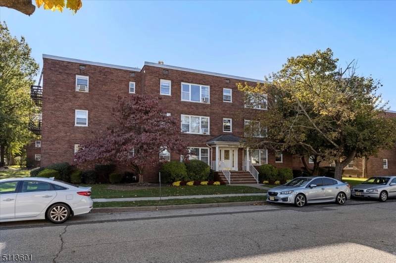 125 Hobart Ave - Photo 1