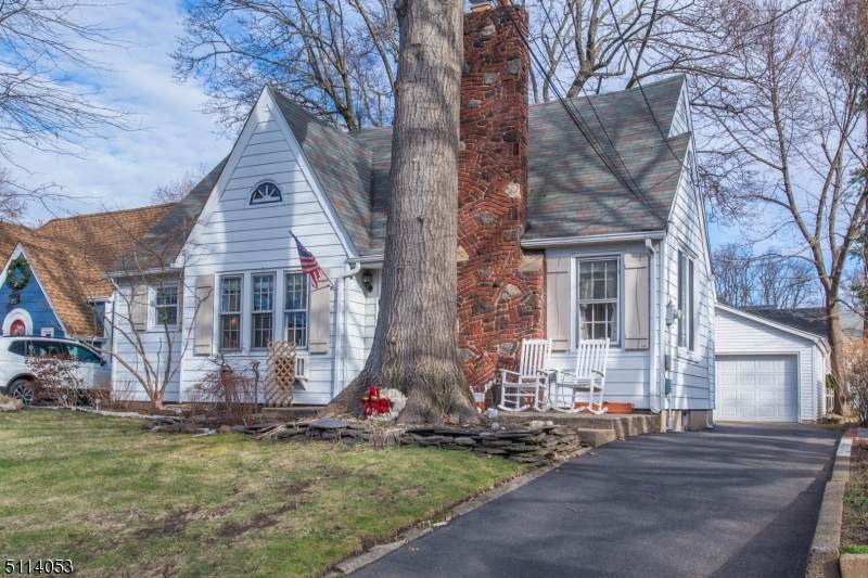 17 Gates Ave - Photo 1