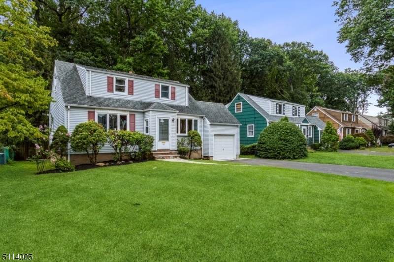 32 Roselle Ave - Photo 1