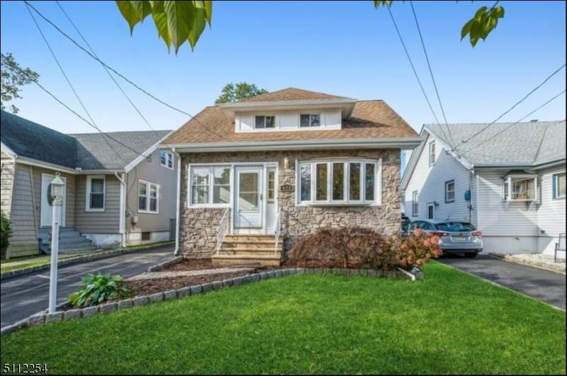 614 Elm St - Photo 1